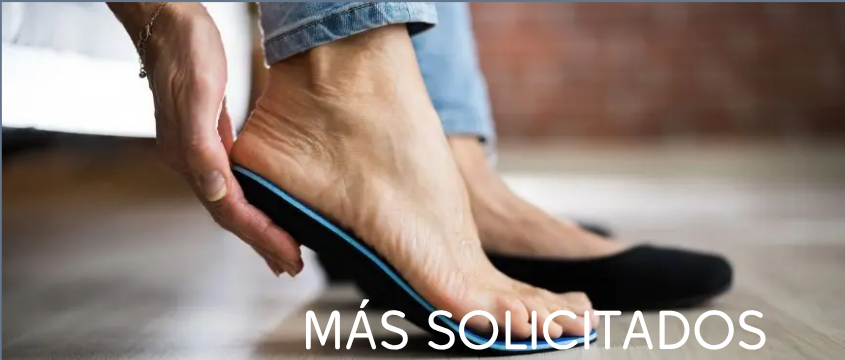 Persona colocando una plantilla en su zapato